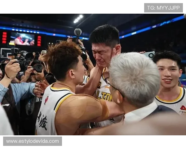 胡金秋今儿又上演买买买，普通人钱包先哭了吧？